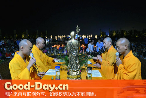 九华山庙会僧人诵读经文