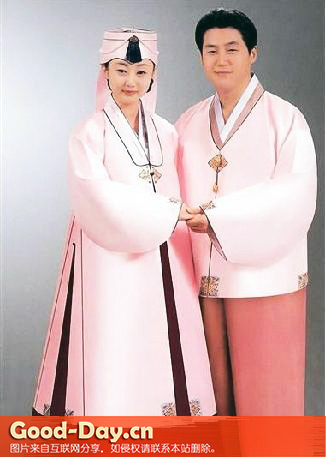 穿着朝鲜族服饰的夫妻
