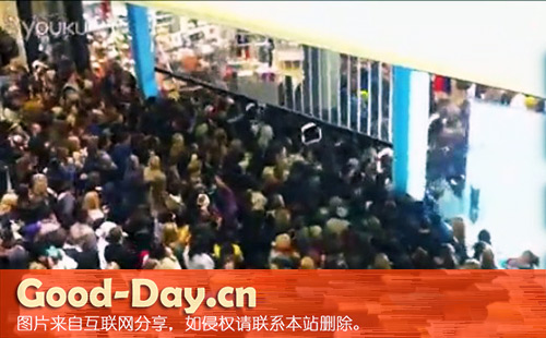 美国黑色星期五促销现场的火爆场面